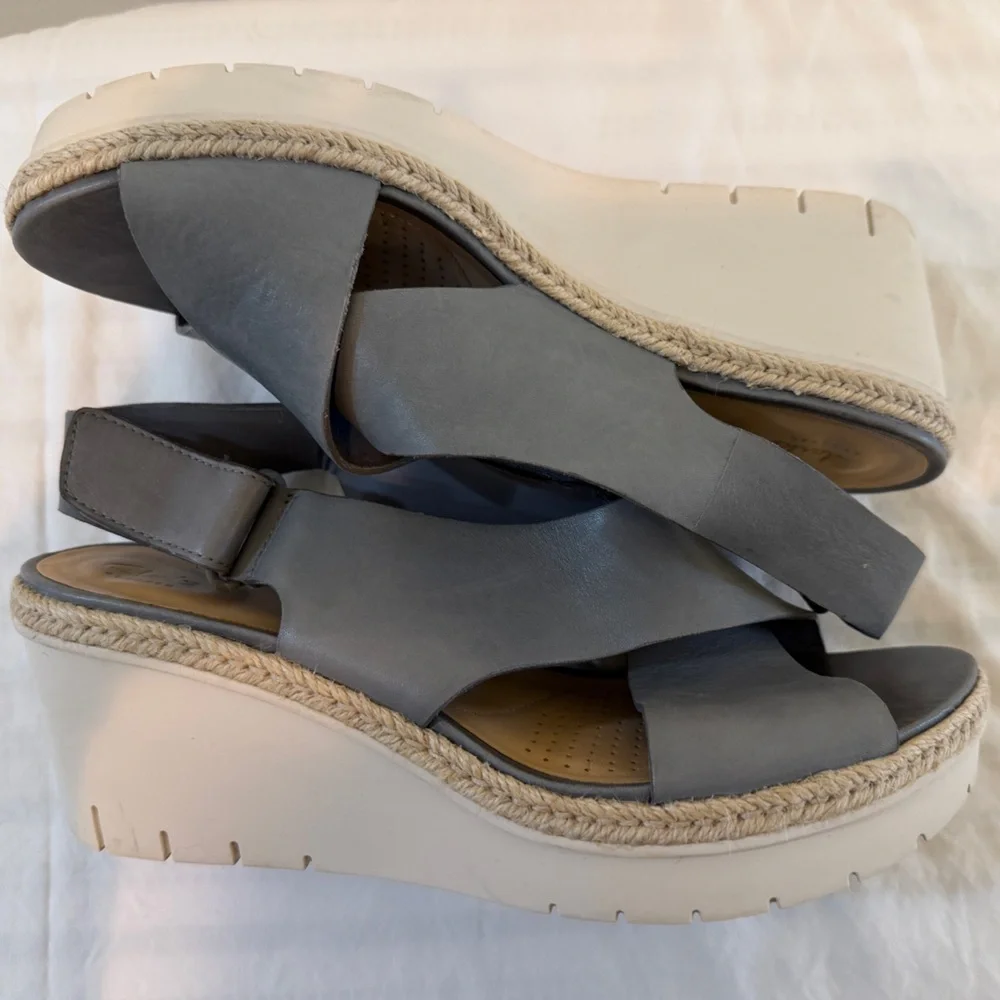 Clark’s Women’s Gray Leather Cross-Strap Wedge Sandals, Size US 9.5